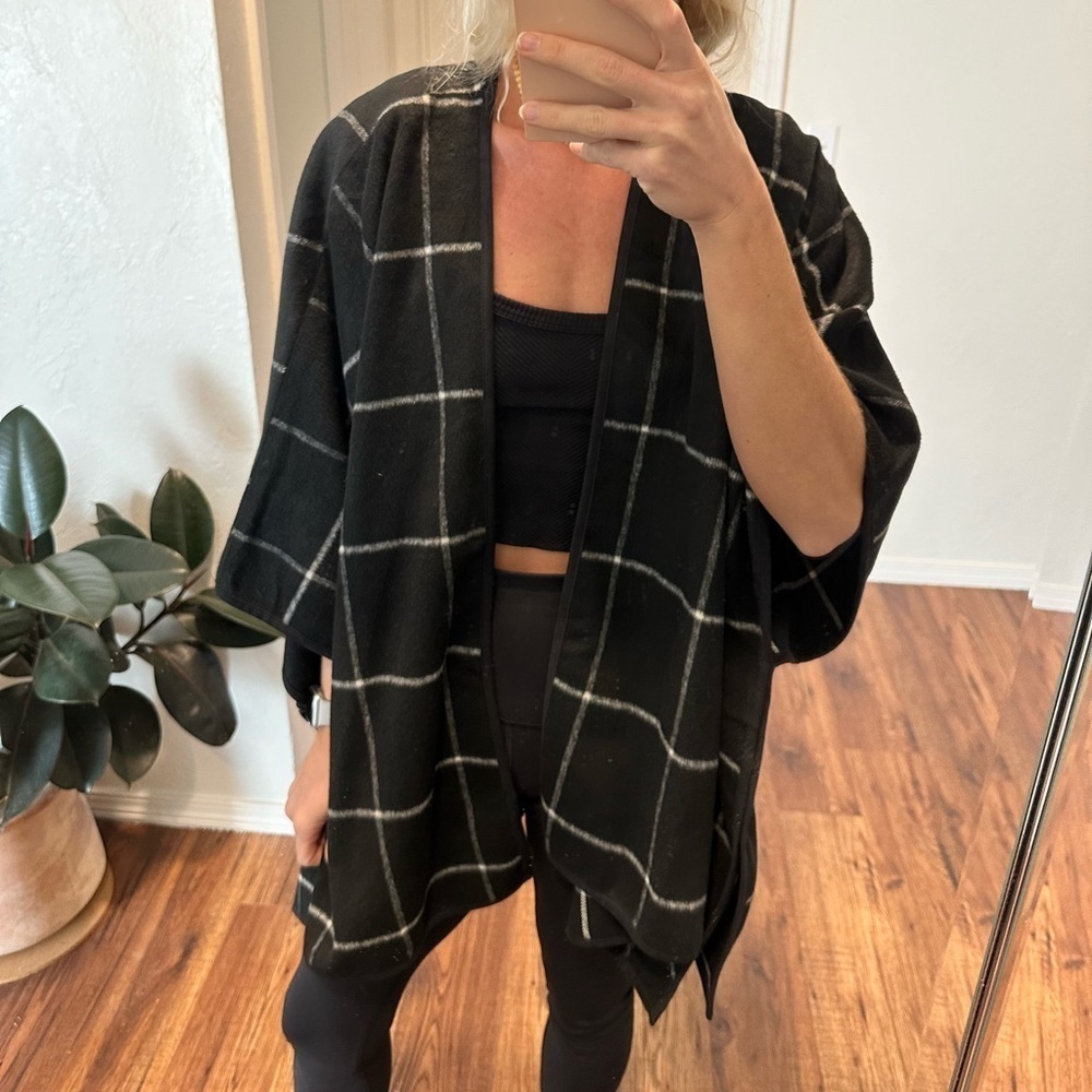 🌟SALE🌟 black and white Old Navy poncho​​​​​​